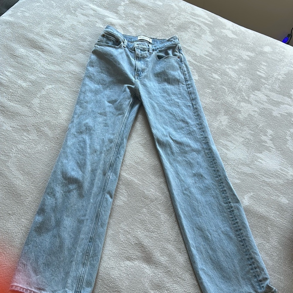 Abercrombie & Fitch 90s relaxed Jean high rise size 25, light